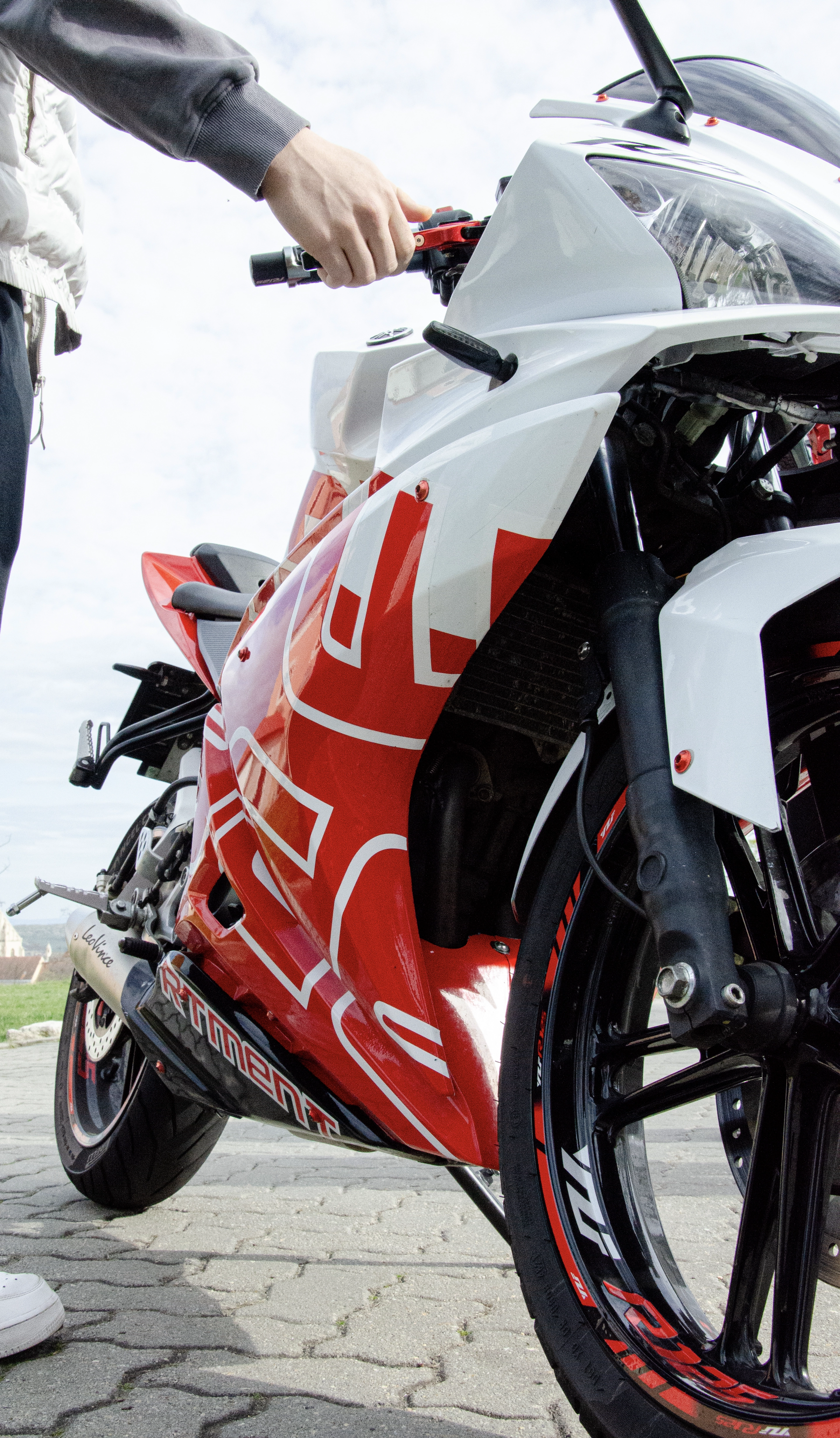 Detail sportovní motorky v akci